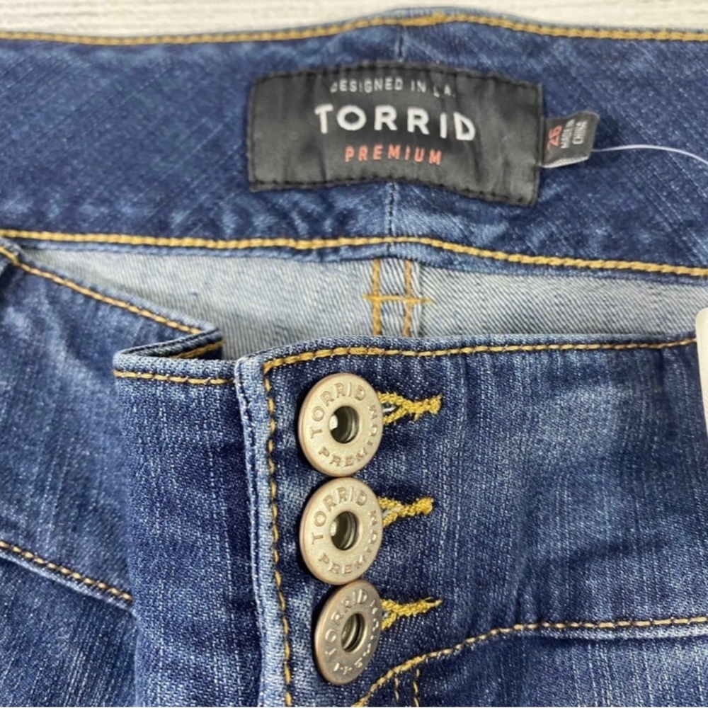 Torrid Premium Women Blue Denim Flat Front Distressed Raw Hem Capri Pants 26 NEW - Picture 8 of 12